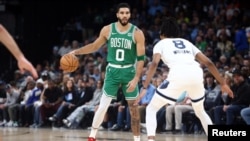 Jayson Tatum et son équipe des Boston Celtics se sont qualifiés en battant Chicago.