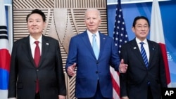 조 바이든 미국 대통령과 윤석열 한국 대통령, 기시다 후미오 일본 총리가 지난해 11월16일 아시아태평양경제협력체(APEC) 정상회의가 열린 샌프란시스코에서 기념촬영을 했다.