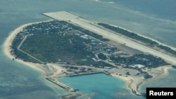 资料照：鸟瞰菲律宾控制的派格阿萨岛（中国称中业岛）机场跑道工程。