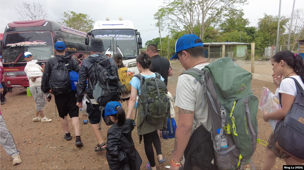 2024年2月22日，在巴拿马拉哈斯布兰卡斯移民接收点，准备上大巴的中国移民。中国走线客抵达移民接收点后，大多当天就会乘大巴离开。大巴由巴拿马政府组织，私人运营，车费每人60美元。大巴将把他们送往巴拿马西部边境，进入哥斯达黎加。