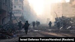گروهی از نظامیان اسراییلی در حال گزمه در یکی از محله‌های غزه