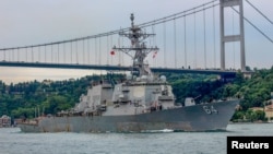 Kapal perusak Angkatan Laut AS USS Carney berlayar di Bosphorus di Istanbul, Turki, 14 Juli 2019. Kapal perusak tersebut menembak jatuh drone Houthi di Laut Merah pada Minggu, 3 Desember 2023. (Foto: Reuters)