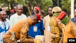 Le capitaine Ibrahim Traoré pose la première pierre du mausolée dédié à Thomas Sankara.