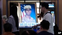 FILE - Layar TV di Stasiun Kereta Api Seoul di Seoul, Korea Selatan, menampilkan siaran berita tentang tentara Amerika Travis King, Rabu, 27 September 2023. (AP/Ahn Young-joon)
