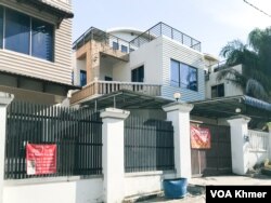 បដាបង្ហាញការដាក់លក់ដីនិងផ្ទះ ត្រូវបានឃើញនៅលើដងផ្លូវនៅក្នុងខេត្តព្រះសីហនុ កាលពីថ្ងៃទី៦ ខែមករា ឆ្នាំ២០២៤។ (ធីតា វីន/វីអូអេ)