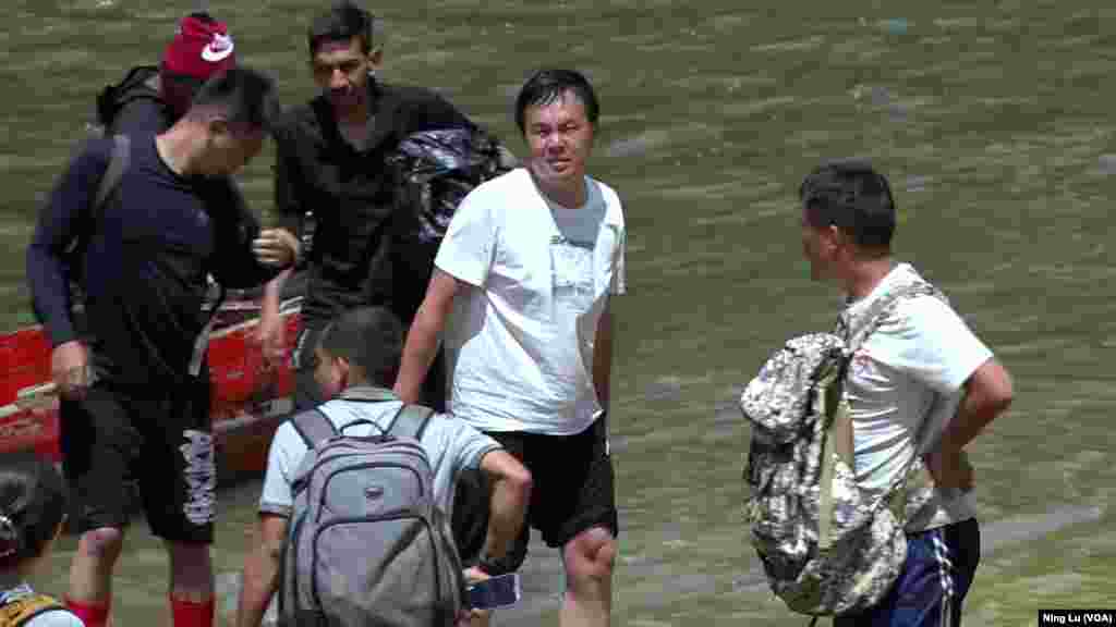 2024年2月23日，抵达拉哈斯布兰卡斯移民接收点的中国走线客下船。