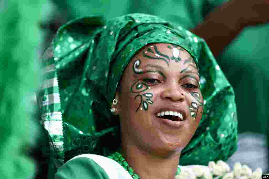 Une supportrice du Nigeria regarde avant le match de football du groupe A de la Coupe d&#39;Afrique des Nations (CAN) 2024 entre la Guinée-Bissau et le Nigeria au stade Félix Houphouët-Boigny à Abidjan, le 22 janvier 2024.