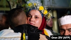 Palestinian prisoner Israa Jaabis, center, arrives at her home in Israeli-annexed east Jerusalem on Nov. 26, 2023, after detainees were released from Israeli jails in exchange for hostages released by Hamas from the Gaza Strip. (Photo by Oren ZIV/AFP)