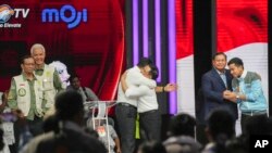 지난달 21일 자카르타에서 열린 인도네시아 부통령 후보 TV 토론회 직후 대통령 후보들이 각각 러닝메이트들을 격려하고 있다. (자료사진)