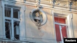 Razbijeni prozori na kući u blizini mesta ruskog raketnog napada u Odesi, Ukrajina, 6. novembar 2023. (Foto: REUTERS/Nina Liashonok)