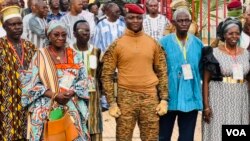 Le capitaine Ibrahim Traoré en compagnie des familles des victimes du 15 octobre 1987.