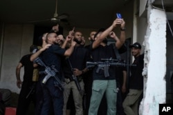 Palestinski militanti prave selfije u teško oštećenoj zgradi nakon udara izraelske vojske, u gradu Tulkarem, na Zapadnoj obali, 14. novembra 2023.