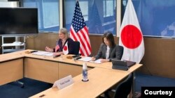 엘리자베스 알렌 미국 국무부 공공외교 및 공보담당 차관과 마키 고바야시 일본 외무 보도관은 6일 도쿄 외무성에서 지역 및 전 세계에서 증가하고 있는 해외 정보 조작 위협에 대응하기 위한 협력각서(MOC)에 서명했다. 사진 = 일본 외무성.