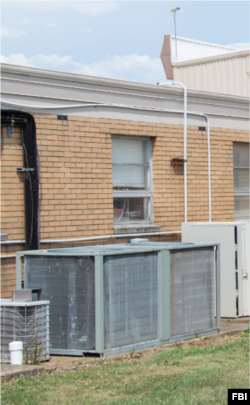 FBI kaže da je Thomas Crooks koristio uređaj s desne strane da se uvuče na krov zgrade sa koje je pokušao da ubije bivšeg predsjednika SAD Donalda Trumpa u Butleru, Pennsylvania, 13. jula 2024. godine.