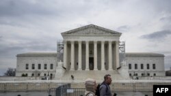 Lors des débats en février, la plupart des neuf juges, indépendamment de leur orientation, se sont bien gardés de s'aventurer sur le terrain miné des actes de Donald Trump lors de l'assaut du Capitole. (Photo by Mandel NGAN / AFP)
