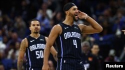 Jalen Suggs (4) et Cole Anthony (50) d'Orlando célèbrent un panier contre les Washington Wizards, USA, le 30 novembre 2023.