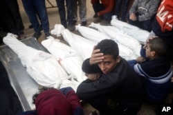 Sejumlah orang Palestina di luar kamar jenazah di Khan Younis, menangisi kerabat mereka yang tewas dalam pengeboman oleh Israel di Jalur Gaza, Selasa, 4 Januari 2024. (Foto: Mohammed Dahman/AP Photo)