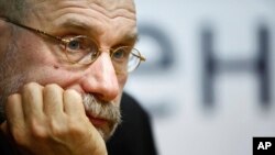 FILE - Writer Grigori Chkhartishvili (also known as Boris Akunin) in Moscow on Jan.20, 2011.
