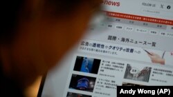 ภาพของผู้สื่อข่าวรายหนึ่งขณะตรวจสอบเว็บไซต์ข่าวของญี่ปุ่นที่รายงานเหตุการณ์ปะทะกันของเรือยามฝั่งฟิลิปปินส์และจีน ในทะเลจีนใต้ ระหว่างการแถลงข่าวของ เหมา หนิง โฆษกกระทรวงการต่างประเทศจีน เมื่อ 19 ส.ค. 2567