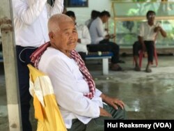 អ្នកស្រី ភោគ សេ ម្តាយ​របស់​លោក កែម ឡី អង្គុយ​នៅ​ទល់​មុខ​ចេតិយ​កូនប្រុស​របស់​អ្នកស្រី​ដែល​ទើប​សាងសង់​ចប់​រួចរាល់​កាល​ពី​ពេល​ថ្មីៗ​នេះ។ (ហ៊ុល រស្មី/វីអូអេ)