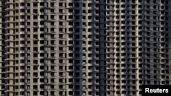 资料照：中国辽宁省丹东市的一座未完工的住宅楼。（2017年11月19日）