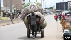 Pour la sociologue Rebecca Ezouatchi, l'argent reste "fondamentalement" une condition dans les relations amoureuses en Côte d'Ivoire.