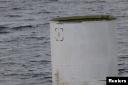 한국 합동참모본부가 31일 오전 8시 5분쯤 어청도 서방 200여km 해상에서 북한 우주발사체 일부로 추정되는 물체를 식별해 인양했다며 공개한 사진. 물체 상단에 붉은 색으로 '점검문-13(기구조립)'이라고 써 있다.