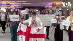 სალომე ზურაბიშვილს ევროპარლამენტში ტრანსფარანტებით დახვდნენ