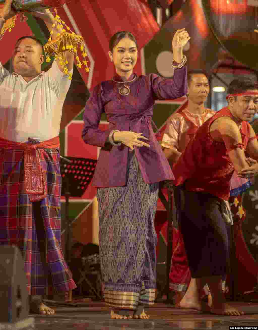 ພາກສ່ວນນຶ່ງຂອງບັນດານັກສະແດງໃນການສະແດງຂອງງານ Lao Legends.