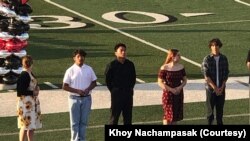 ທ້າວ ບັອບບີ້ ຄອຍ ນະຈໍາປາສັກ ປາກົດໂຕຢູ່ເດີ່ນກິລາໂຮງຮຽນ ເພື່ອຮັບລາງວັນປະຈໍາປີ.