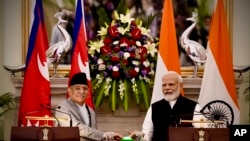 PM Nepal Pushpa Kamal Dahal dan PM India Narendra Modi (kanan), meresmikan beberapa proyek dari jarak jauh, di New Delhi, India, Kamis, 1 Juni 2023. (AP/Manish Swarup)