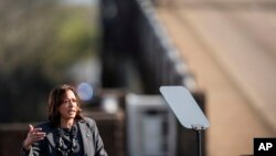 Wakil Presiden Kamala Harris menyampaikan pidato sebelum melintasi Jembatan Edmund Pettus di Selma, Alabama, 3 Maret 2024, dalam rangka memperingati 59 tahun pawai hak suara Minggu Berdarah 1965.