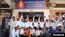 ថ្នាក់ដឹកនាំ​និង​សកម្មជន​គណបក្ស​កម្លាំង​ជាតិ​ថតរូប​ជុំគ្នា​ក្រោយ​កិច្ច​ប្រជុំ​មួយ​ នៅរាជធានីភ្នំពេញ កាលពីថ្ងៃទី២៨ ខែមករា ឆ្នាំ២០២៤។ (Facebook/Nation Power Party)