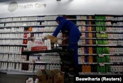 Seorang pegawai Unilever Indonesia sedang menyusun produk-produk kecantikan di sebuah supermarket, 31 Oktober 2016. Majelis Ulama Indonesia pada 10 November 2023 mengeluarkan fatwa untuk memboikot produk Israel atau perusahaan yang pro Israel. (Foto: Beawiharta/Reuters)