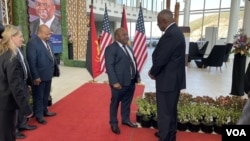 US Secretary of Defense Lloyd Austin is greeted at Apec Haus by his counterpart, Papua New Guinea Minister of Defense Win Bakri Daki. (Jeff Seldin/VOA)