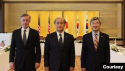 제이크 설리번 미국 국가안보보좌관(왼쪽부터)과 아키바 다케오 일본 국가안전보장국장, 조태용 한국 국가안보실장이 지난 6월 도쿄에서 회담했다. 사진 = 한국 대통령실.