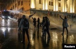 2023 წლის მარტი, შეტაკება პარლამენტის წინ