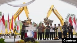 Presiden Jokowi meletakan batu pertama berbagai sarana infrastruktur di Ibu Kota Nusantara di Penajam Paser Utara, Kaltim.(Setpres RI)
