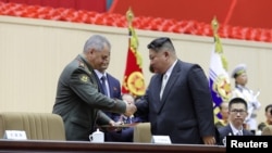 Ruski ministar odbrane Sergej Šojgu i Kim Džong Un tokom obeležavanja 70. godišnjice završetka Korejskog rata
