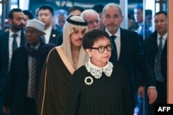 Menteri Luar Negeri Indonesia Retno Marsudi tiba untuk pertemuan dengan Menteri Luar Negeri China Wang Yi dan para menteri luar negeri dari negara-negara Arab dan mayoritas Muslim di Diaoyutai State Guest House, Beijing, 20 November 2023. (Pedro PARDO / AFP)