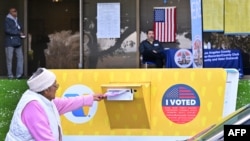 Имиграцијата и економијата се водечка грижа за гласачите во двете партии, покажаа излезните анкети на Едисон во Калифорнија, Северна Каролина и Вирџинија