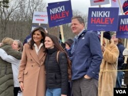 Republican presidential candidate Nikky Haley, left, visits voters at the Bedford, New Hampshire, polling location with the state's governor, Chris Sununu, right. (Carolyn Presutti/VOA)