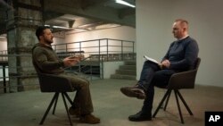 볼로디미르 젤렌스키(왼쪽) 우크라이나 대통령이 지난달 30일 수도 크이우(러시아명 키예프)에서 AP통신과 인터뷰하고 있다.