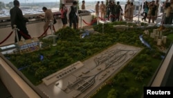 资料照：泰国呵叻府举行的泰中合作曼谷至廊开高铁建设奠基仪式上展出的高铁站模型。（2017年12月21日）