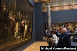 Lukisan 'Nightwatch' karya Rembrandt di Galeri Night Watch Rijksmuseum Amsterdam 4 April 2013. (Foto: REUTERS/Michael Kooren)