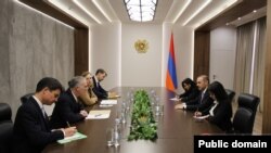  ABŞ Dövlət Departamentinin Qafqaz danışıqları üzrə baş müşaviri Lui Bono Yerevanda (Foto Ermənistan Təhlükəsizlik Şurasına məxsusdur)