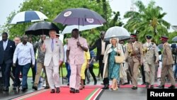 Rais wa Kenya William Ruto akiwa na Mfalme Charles kabla ya kuondoka Novemba 3, 2023. Picha na REUTERS.