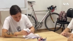 Rusiyalı könüllü Tbilisidə ukraynalılara pulsuz ingilis dili dərsləri keçir