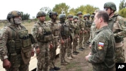 Arhiva - Predsedavajući ruskim Savetom bezbednosti, Dmitrij Medvedev, razgovara sa pripadnicima ruske vojske tokom posete trening centru u regionu Donjecka koji kontroliše Rusija, u Ukrajini, 15. septembra 2023.