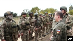 드미트리 메드베데프(오른쪽) 러시아 국가안전보장회의 부의장이 9월 15일 러시아가 통제 중인 우크라이나 동부 도네츠크에서 훈련 중인 러시아군 병사들에게 말하고 있다.